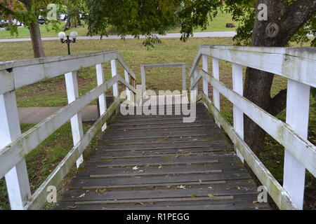 Blick auf Main Street Sweetwater, TN von der Brücke in Sweetwater Ente Park im Herbst Saison. Stockfoto