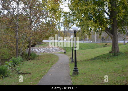 Blick auf Main Street Sweetwater, TN von der Brücke in Sweetwater Ente Park im Herbst Saison. Stockfoto