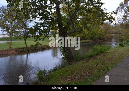 Blick auf Main Street Sweetwater, TN von der Brücke in Sweetwater Ente Park im Herbst Saison. Stockfoto