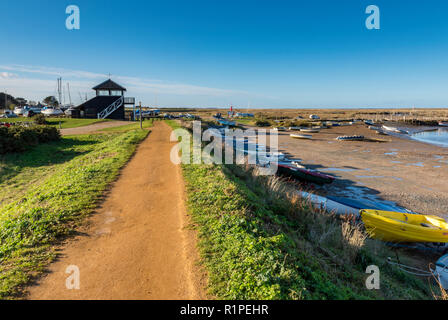 Morston Kai und Creek in atmosphärischen North Norfolk. Kleine Boote auf alte hölzerne Stege und Pontons auf einem hellen herbstlichen Tag günstig Stockfoto
