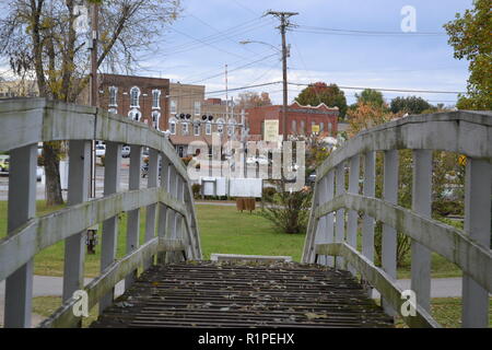 Blick auf Main Street Sweetwater, TN von der Brücke in Sweetwater Ente Park im Herbst Saison. Stockfoto