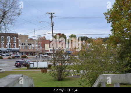 Blick auf Main Street Sweetwater, TN von der Brücke in Sweetwater Ente Park im Herbst Saison. Stockfoto