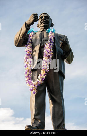 Statue von Don Stephen Senanayake, Vater der Nation, und der erste Premierminister von Sri Lanka. Figur aus Bronze tragen Blumengirlande Stockfoto