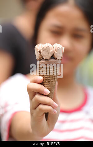 Eis in jungen Mädchen Hand Stockfoto