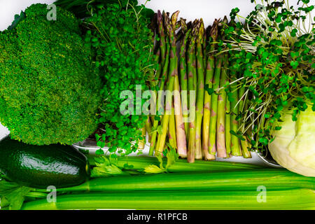 Alkalische grünes Gemüse, Rosenkohl, Spinat, Spargel, Brokkoli Lebensmittel auf weißem Hintergrund Stockfoto