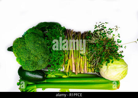 Alkalische grünes Gemüse, Rosenkohl, Spinat, Spargel, Brokkoli Lebensmittel auf weißem Hintergrund Stockfoto