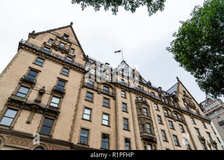 New York City, USA - 23. Juni 2018: Low Angle View der Dakota Gebäude an der Upper West Side von Manhattan. Es war das Haus von John Lennon Stockfoto