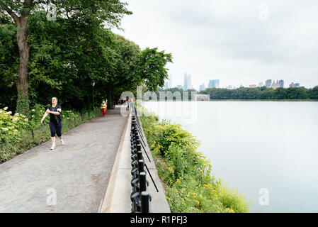 New York City, USA - 23. Juni 2018: Die Leute von Jacqueline Kennedy Onassis Reservoir im Central Park ein bewölkter Tag Stockfoto