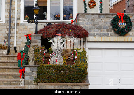 Eine sehr bescheidene Anzeige von Weihnachten Urlaub Dekorationen an einem Haus in der Nachbarschaft Dyker Heights in Brooklyn, New York City Stockfoto