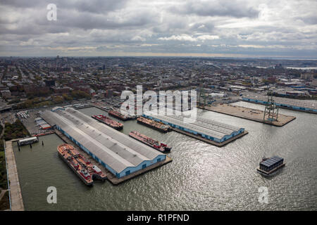 Helikopter Luftbild von Columbia Street Waterfront Viertel Brooklyn, New York City, USA Stockfoto