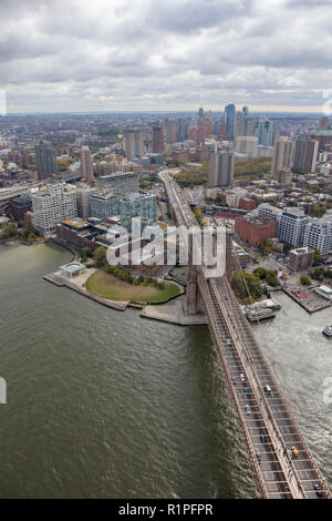 Helikopter Luftbild von Brooklyn Bridge, New York, USA Stockfoto