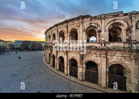 Nimes, Frankreich. Hohe Betrachtungswinkel der Römischen Amphitheater (Arena von Nimes) in der Dämmerung Stockfoto