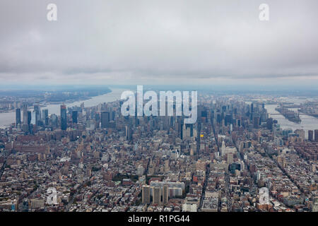 Helikopter Luftbild und Wolkenkratzer in Midtown Manhattan, New York City, USA Stockfoto