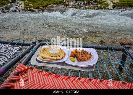 Chicken Tikka BBQ mit Naan Stockfoto