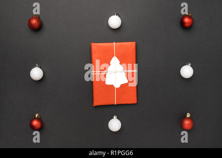 Weihnachten Geschenk und Kugeln auf schwarzem Hintergrund. Stockfoto
