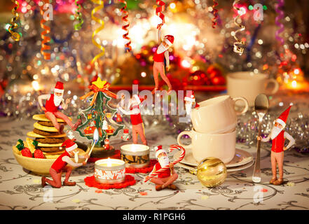 Tanne mit weihnachtlichen Dekor Kugeln Fichte. Urlaub Hintergrund. Stockfoto