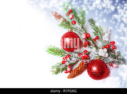 Tanne mit weihnachtlichen Dekor Kugeln Fichte. Urlaub Hintergrund. Stockfoto