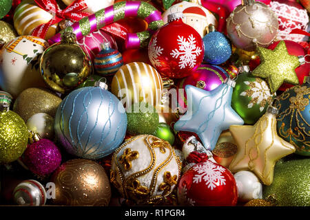 Tanne mit weihnachtlichen Dekor Kugeln Fichte. Urlaub Hintergrund. Stockfoto