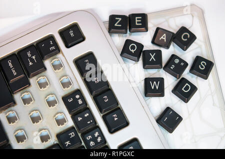 Defekter Computer Tastatur auf weißem Hintergrund Stockfoto