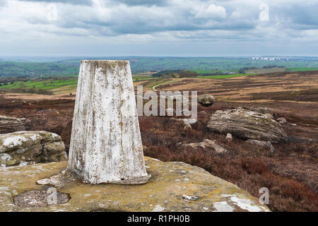 In der Nähe von Heyshaw Moor trig Point thront hoch auf moorland Felsvorsprung mit herrlichem Ausblick auf die ländliche Umgebung in Menwith Hill - in der Nähe von Harrogate, North Yorkshire, GB, UK Stockfoto