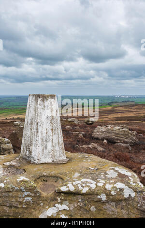 In der Nähe von Heyshaw Moor trig Point thront hoch auf moorland Felsvorsprung mit herrlichem Ausblick auf die ländliche Umgebung in Menwith Hill - in der Nähe von Harrogate, North Yorkshire, GB, UK Stockfoto