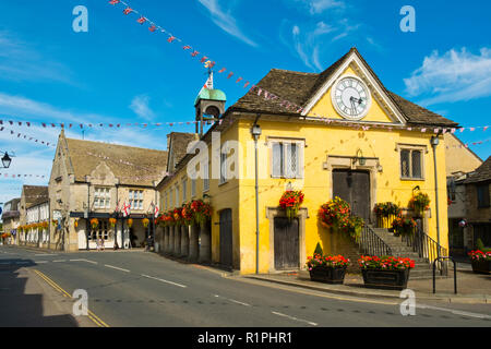 Tetbury, Gloucestershire, Großbritannien - 23 August 2017: Sommer Sonnenschein bringt ein paar Leute zu Tetbury Innenstadt auf einen ruhigen Nachmittag. Das Haus ist ein schönes Beispiel für ein Cotswold säulenportikus Markt Haus und wurde im Jahr 1655 gebaut. Stockfoto