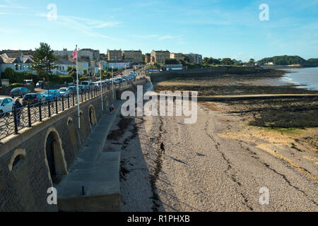 Clevedon, Somerset, Großbritannien - 11 September 2016: Ende Sommer Sonnenschein bringt Besucher auf die felsige Küste und Meer in Clevedon auf dem Kanal von Bristol, Somerset, UK. Clevedon in der viktorianischen Ära war ein beliebter Badeort. Stockfoto