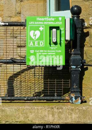 Clevedon, Somerset, UK 11. September 2016: Ein öffentlicher Notstand Defibrillator-schrank an der Küste von Clevedon, Somerset, UK. Stockfoto