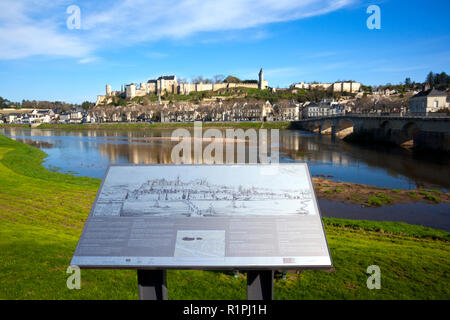 27. März 2017 - Chinon, Frankreich: schöner Frühling Morgen Sonnenschein in Chinon Stadt und Schloss auf einem Hügel am Ufer der Vienne, Indre-et-Loire, Frankreich. Das Information Board Features beschrieben, die der Ansicht in mehreren Sprachen, hat aber etwas zerstört worden. Stockfoto