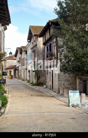 1. April 2017 - Pujols, Lot-et-Garonne, Frankreich: Frühlingssonne auf leeren Straßen in ruhiger Pujols, Lot-et-Garonne, Frankreich. Oft beschäftigt mit Besuchern Pujols ist ein Mitglied von Les Plus beaux villages de France Association. Stockfoto