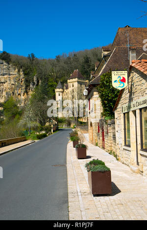 La Roque-Gageac, Frankreich - 3 April 2017: Malerische Architektur in La Roque-Gageac unter den Felsen neben dem Fluss Dordogne in der Dordogne, Nouvelle Aquitaine, Frankreich. Es ist ein Mitglied der Les Plus beaux villages de France Association. Stockfoto