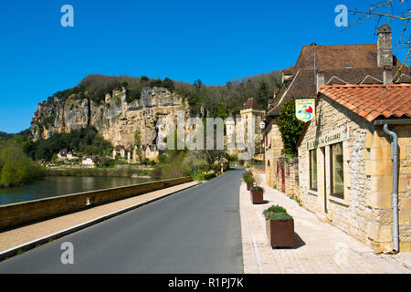 La Roque-Gageac, Frankreich - 3 April 2017: Malerische Architektur in La Roque-Gageac unter den Felsen neben dem Fluss Dordogne in der Dordogne, Nouvelle Aquitaine, Frankreich. Es ist ein Mitglied der Les Plus beaux villages de France Association. Stockfoto