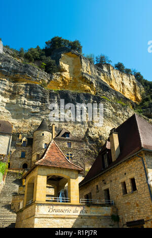 La Roque-Gageac, Frankreich - 3 April 2017: Malerische Architektur in La Roque-Gageac unter den Felsen neben dem Fluss Dordogne in der Dordogne, Nouvelle Aquitaine, Frankreich. Es ist ein Mitglied der Les Plus beaux villages de France Association. Stockfoto