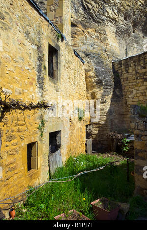 La Roque-Gageac, Frankreich - 3 April 2017: Verlassene Häuser unter den Klippen in La Roque-Gageac in der Dordogne, Nouvelle Aquitaine, Frankreich. Stockfoto