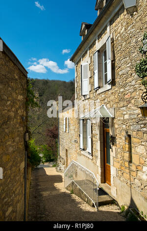 La Roque-Gageac, Frankreich - 3 April 2017: Malerische Architektur in La Roque-Gageac unter den Felsen neben dem Fluss Dordogne in der Dordogne, Nouvelle Aquitaine, Frankreich. Es ist ein Mitglied der Les Plus beaux villages de France Association. Stockfoto