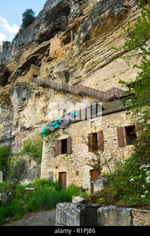 La Roque-Gageac, Frankreich - 3 April 2017: Verlassene Häuser unter den Klippen in La Roque-Gageac in der Dordogne, Nouvelle Aquitaine, Frankreich. Stockfoto