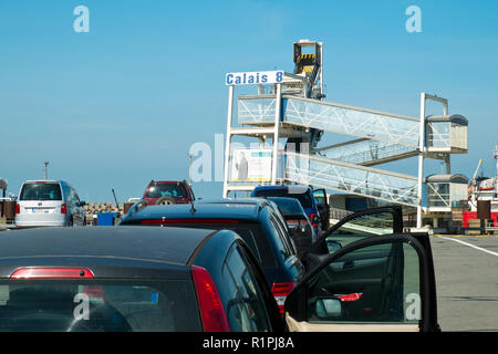 Calais, Frankreich - 11. April 2017: Auto warten in der Linie, an Bord eine kanalübergreifende Fähre in den Hafen von Calais, Frankreich in Richtung Dover, England auf einem sonnigen Frühling Nachmittag. Calais ist der größte Hafen in Frankreich für den Personenverkehr. Stockfoto