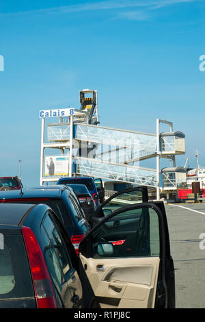 Calais, Frankreich - 11. April 2017: Auto warten in der Linie, an Bord eine kanalübergreifende Fähre in den Hafen von Calais, Frankreich in Richtung Dover, England auf einem sonnigen Frühling Nachmittag. Calais ist der größte Hafen in Frankreich für den Personenverkehr. Stockfoto