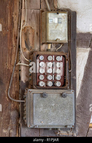 Alte elektrische Ausschnitt, an einer Wand im rustikalen Ambiente Stockfoto