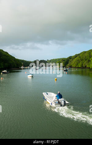 Port Navas, Cornwall, Großbritannien - 7.Juni 2017: Eine idyllische Sommer morgen Blick auf die kleinen Boote am Alten Hafen Navas in der Mündung des Helford, Cornwall, UK günstig Stockfoto