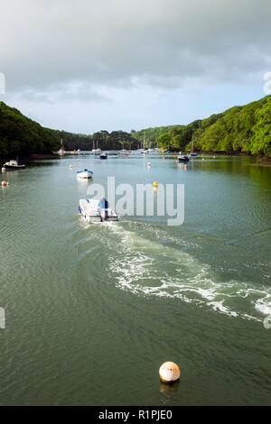 Port Navas, Cornwall, Großbritannien - 7.Juni 2017: Eine idyllische Sommer morgen Blick auf die kleinen Boote am Alten Hafen Navas in der Mündung des Helford, Cornwall, UK günstig Stockfoto