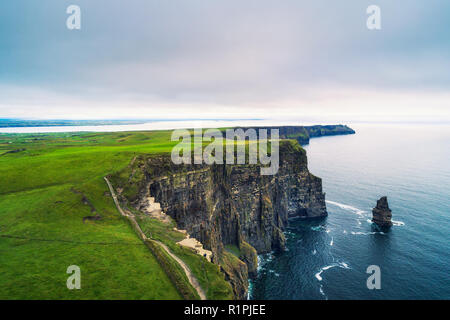 Luftaufnahme der Scenic Cliffs of Moher in Irland Stockfoto