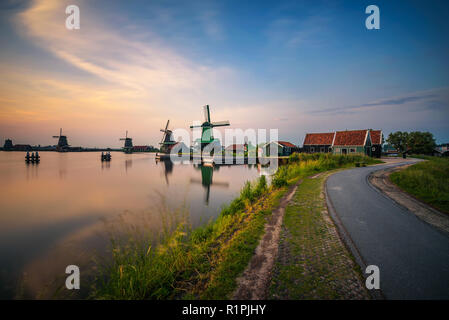 Sonnenuntergang über Bauernhäuser und Windmühlen von Zaanse Schans in den Niederlanden Stockfoto
