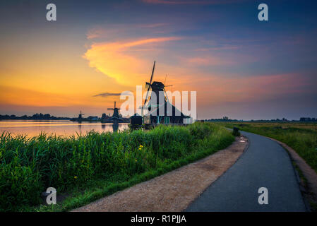 Sonnenuntergang über historische Windmühlen von Zaanse Schans in den Niederlanden Stockfoto