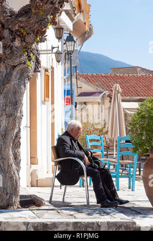 Alten, lokalen Mann schlafen in der Sonne, omodos Square, Omodos (Troodos Berge), Limassol District, Republik Zypern Stockfoto