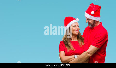 Mittleres Alter spanischer Paar tragen Mütze über isolierte Hintergrund mit ernsten Gesichtsausdruck. Einfache und natürliche in die Kamera schaut. Stockfoto