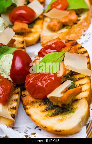 Köstliche italienische Antipasti, Bruschetta mit Tomaten, Fleisch Pastete, Oliven und Thunfisch Creme, Mozzarella. Satz von leckeren Vorspeisen, Sandwiches. Nach oben Schließen Stockfoto