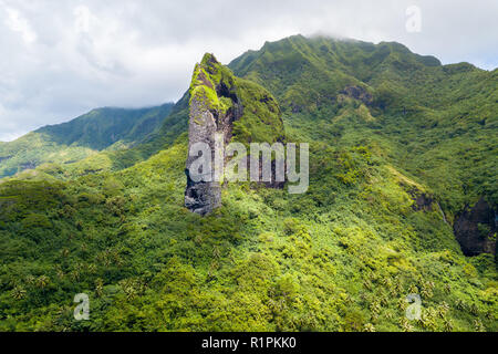 Cliff mit der Form eines riesigen tiki Kopf auf Raiatea Insel. Raiatea, Leeward Inseln, Gesellschaft Islands, Französisch-Polynesien, Ozeanien, South Pacific Ocean. Stockfoto