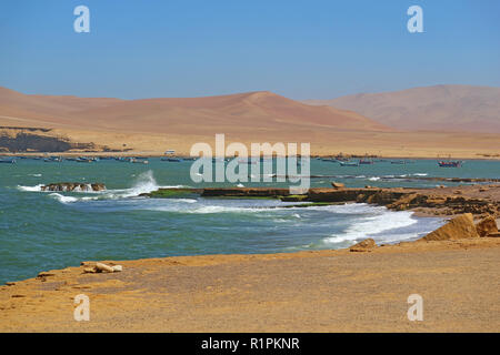 Pacific Coast mit vielen Fischerbooten Blick von Paracas National Reserve, ICA-region Peru am 16. Mai 2018 Stockfoto