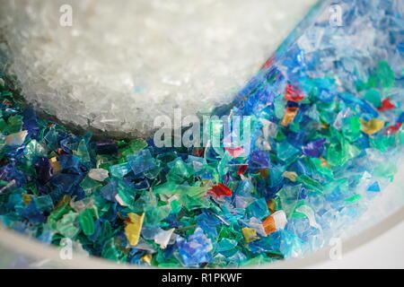 Microplastics in einem Glasbehälter Stockfoto